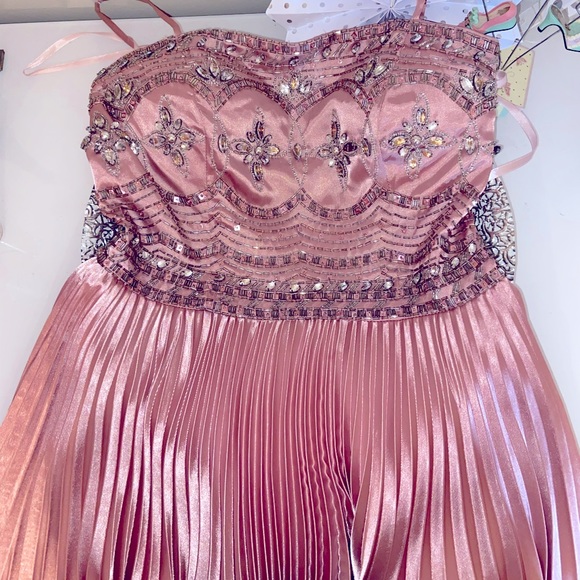 Strapless Short Bubble Dress pleated and beaded - Picture 2 of 6